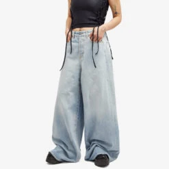 VETEMENTS Destroyed Jeans 9 VETEMENTS Destroyed Jeans -Vibrant Vogue 17 01 2024 AJ UE64PA130N 7 1