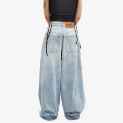 VETEMENTS Destroyed Jeans 10 VETEMENTS Destroyed Jeans -Vibrant Vogue 17 01 2024 AJ UE64PA130N 8 1