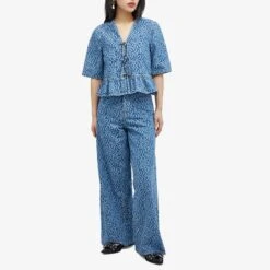 GANNI Denim Flounce Tie Blouse 10 GANNI Denim Flounce Tie Blouse -Vibrant Vogue 19 01 2024 JA J1394 566 m9 1
