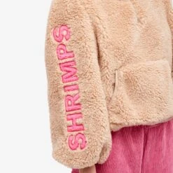 Shrimps Fleecie Logo Fleece 11 Shrimps Fleecie Logo Fleece -Vibrant Vogue 24 10 2023 AJ FL FJA HF 31 SH NEU 9 1