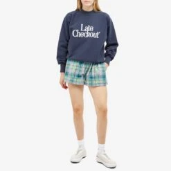 Late Checkout LC Logo Crew Sweat -Vibrant Vogue 30 08 23 ls lc d05sud02 nvy 9